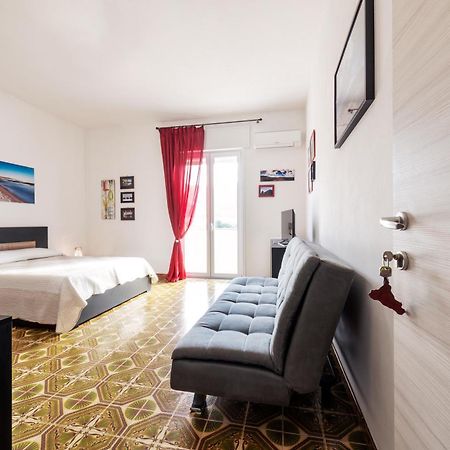 In Riva Al Mare B&B Capo dʼOrlando Dış mekan fotoğraf