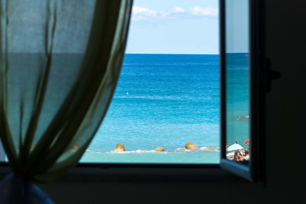 In Riva Al Mare B&B Capo dʼOrlando Dış mekan fotoğraf
